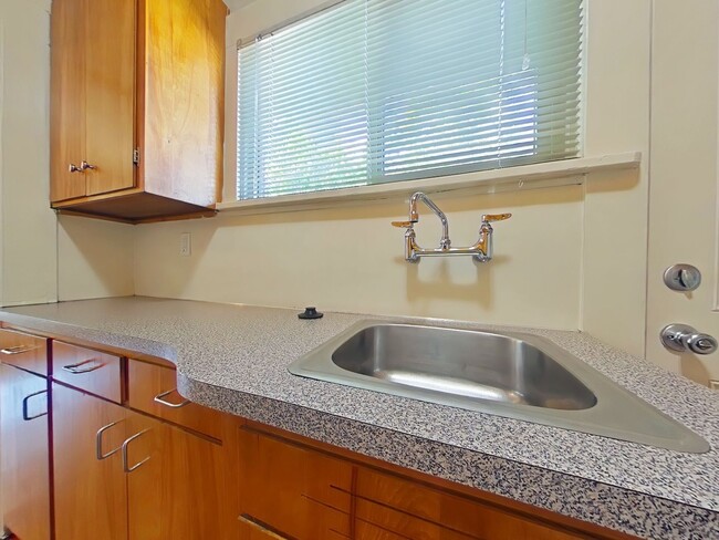 Building Photo - Duplex ~ Close to Campus ~ Small Pet Friendly