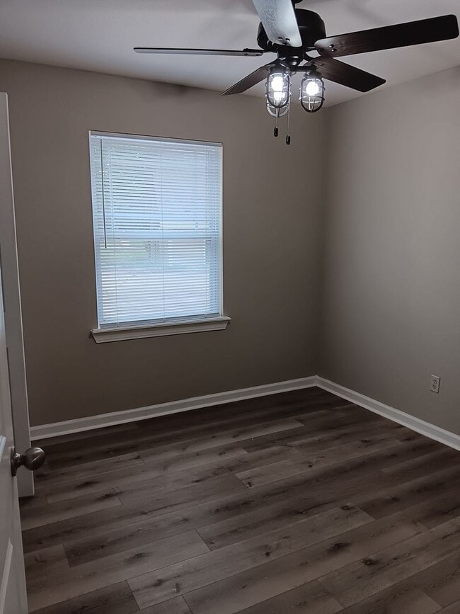 Building Photo - 3 Bed/2 Bath