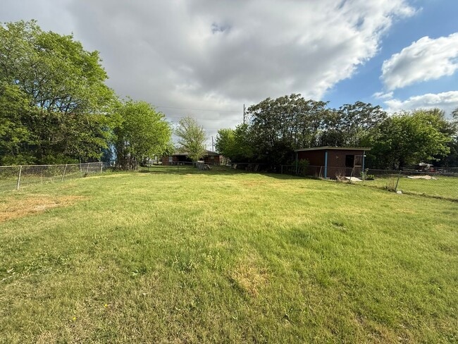 Foto del edificio - Updated 3-bedroom house with HUGE YARD!!