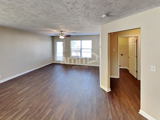 Foto del edificio - 313 School House Ct