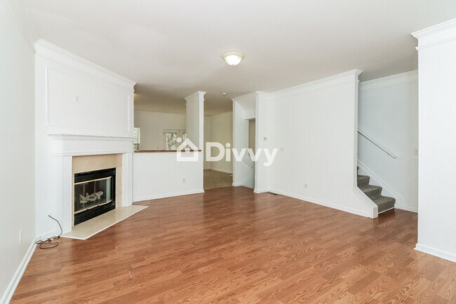 Building Photo - 654 Providence Pl SW