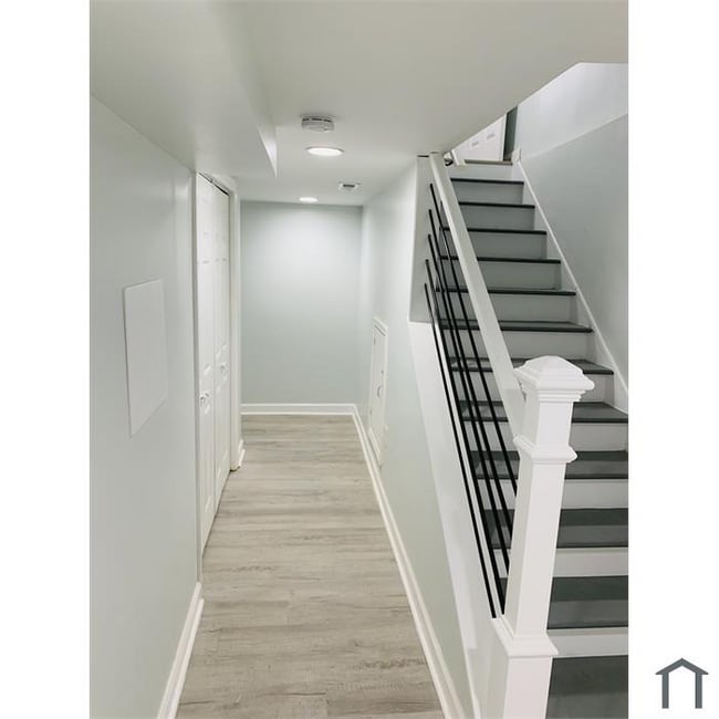 Building Photo - 820 N Lakewood Ave