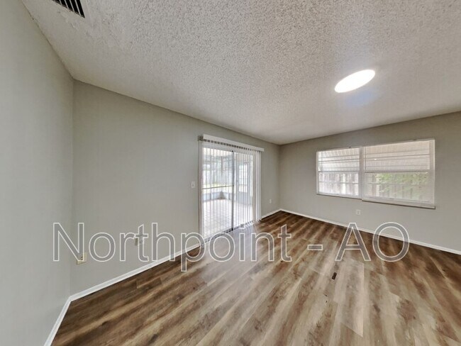 Foto del edificio - 7742 Mitchell Ranch Rd