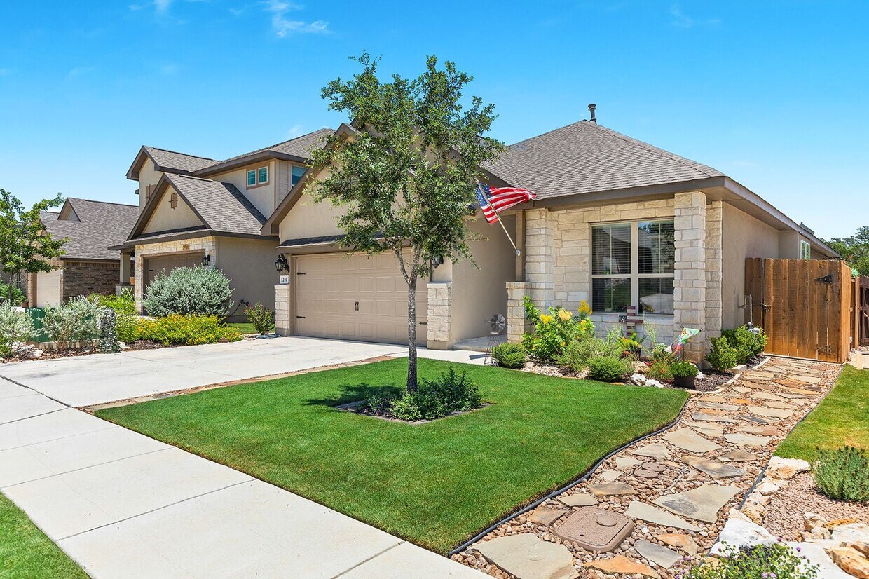 Foto principal - "Charming 3-Bedroom Retreat with 2 Baths i...