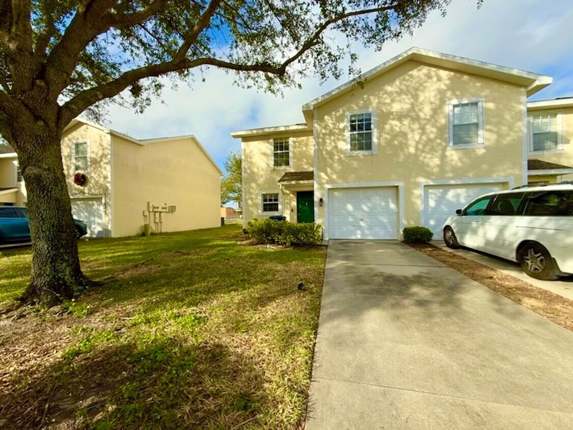 Primary Photo - Spacious 3-Bedroom Townhouse with Den and ...