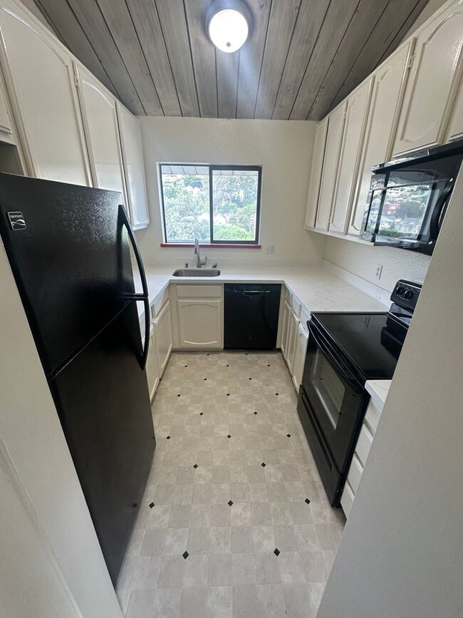 Building Photo - Beautiful 2 Br / 1.5 Ba with Cathedral Cei...