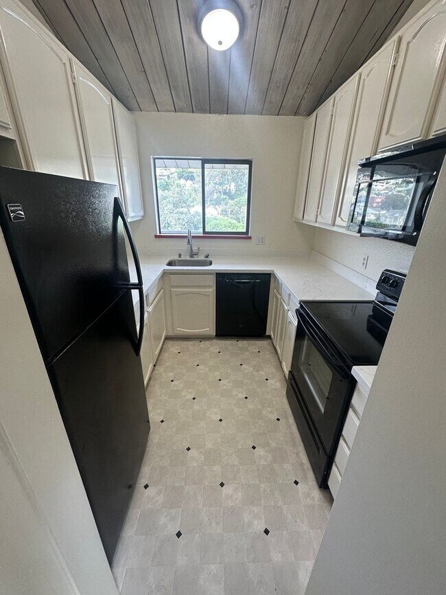 Foto del edificio - Beautiful 2 Br / 1.5 Ba with Cathedral Cei...