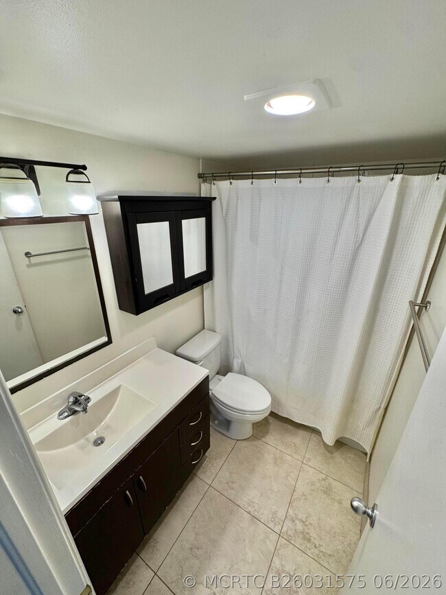Foto del edificio - 651 E Woolbright Rd