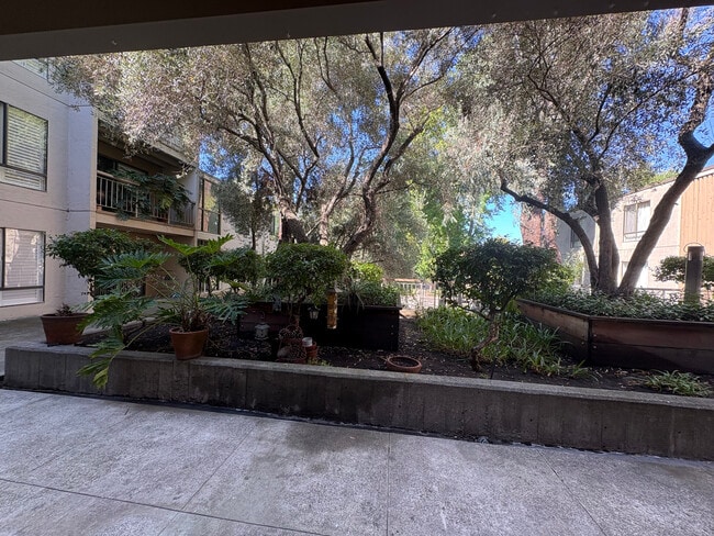 Foto del edificio - 350 N Civic Dr