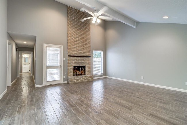Building Photo - 16026 Bear Hill Dr
