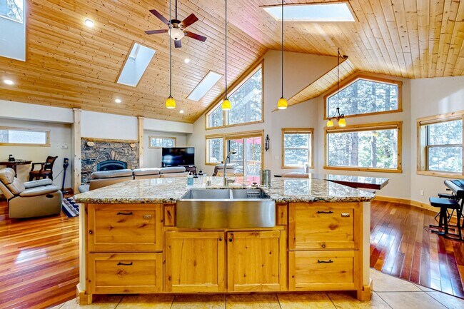 Foto del edificio - Gorgeous Custom Home in Beautiful Tahoe Pa...