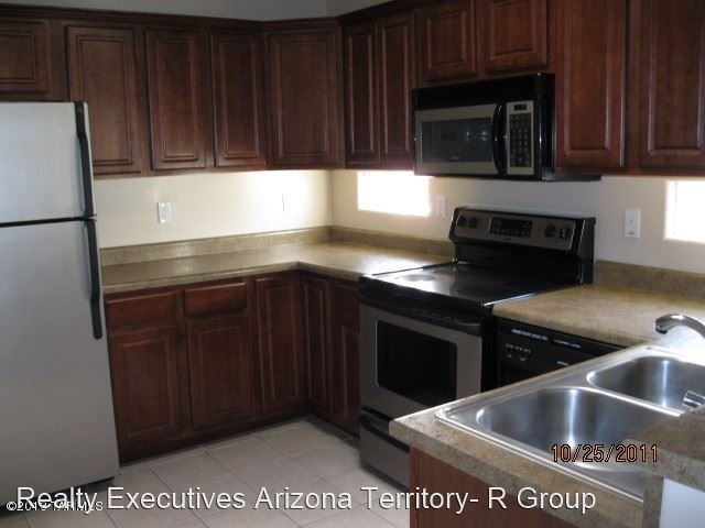 Building Photo - 2515 S Pantano Pkwy
