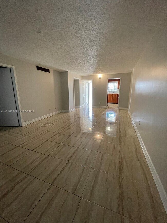 Foto del edificio - 661 N University Dr