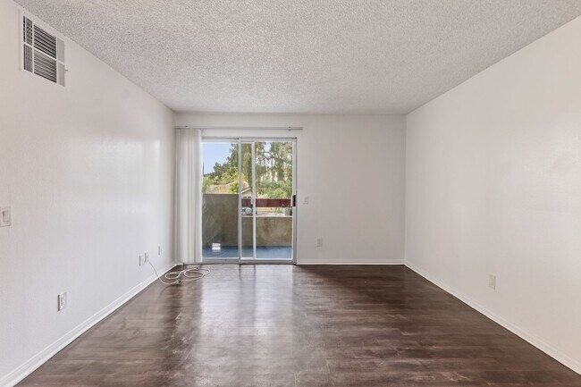 Foto del edificio - Updated 1BD/1BA Apartment in well maintained Complex in Sylmar.