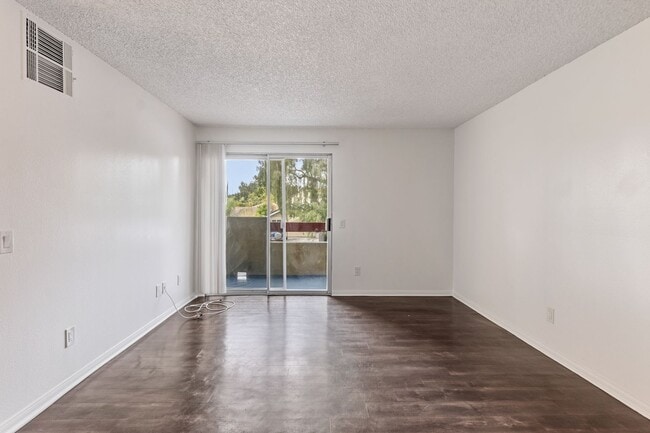 Building Photo - Updated 1BD/1BA Apartment in well maintained Complex in Sylmar.