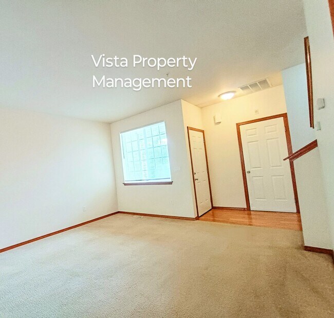 Foto del edificio - 2 Bedroom 2.5 bath BIG Townhouse with garage - minutes from JBLM East Gate