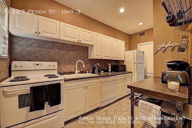 Building Photo - Charming Home in Houston!
