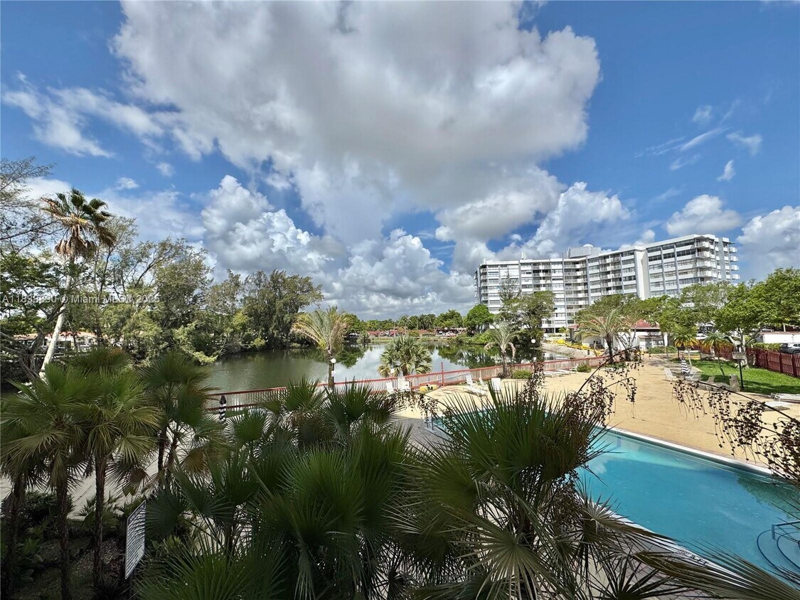 Foto principal - 1300 NE Miami Gardens Dr