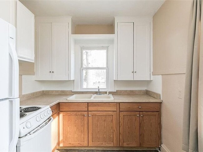 Building Photo - Updated NE Side 2 Bedroom with Garage and ...