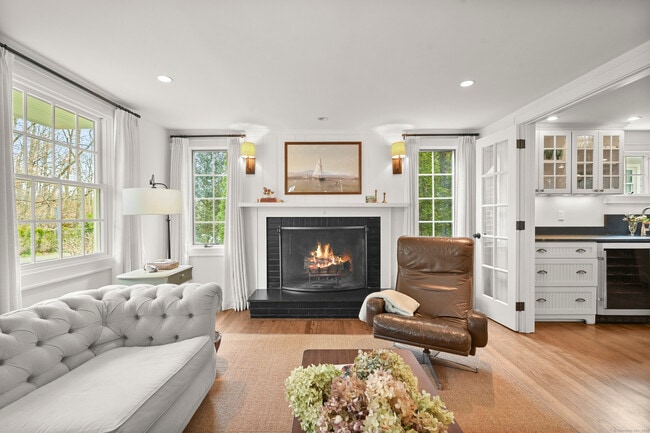 Building Photo - 104 Roton Ave