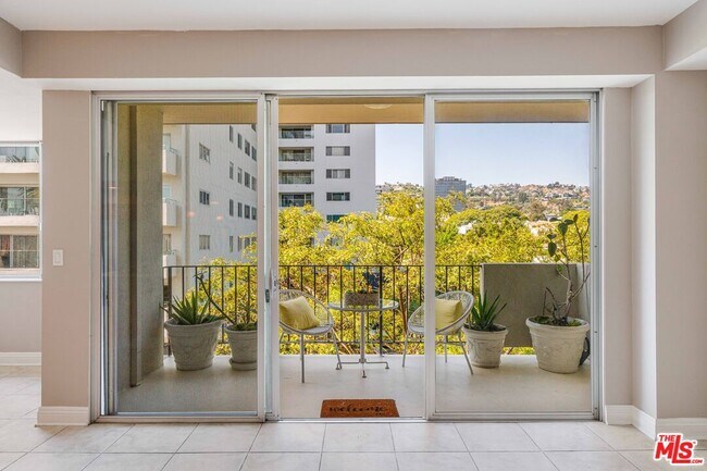 Foto del edificio - 818 N Doheny Dr