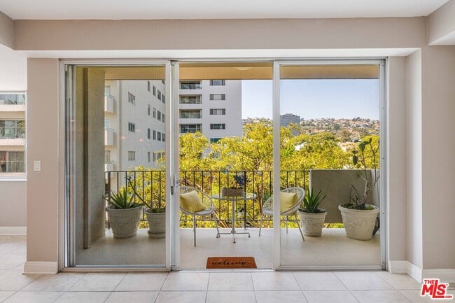 Building Photo - 818 N Doheny Dr
