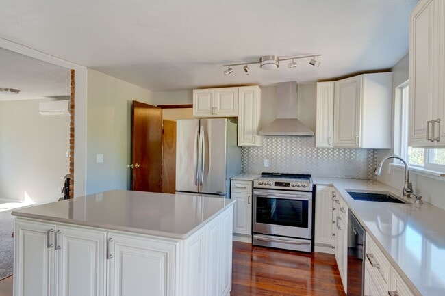 Building Photo - 634 N El Mirador St