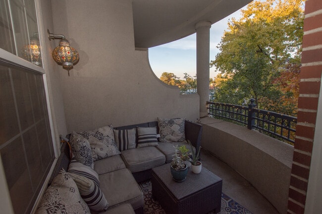 Tree-lined cozy patio - 1489 Steele St