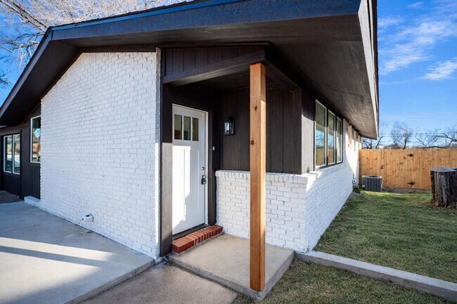 Foto del edificio - Modern Chic 3 Bedroom W/ Flex Space!