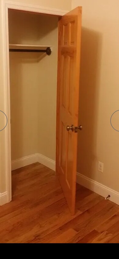 Primer armario - 400 Eldert Lane