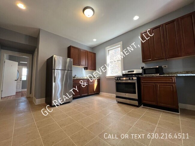 Foto del edificio - ***HUMBOLDT PARK - UPDATED 3 BDRM - 1 BTH ...