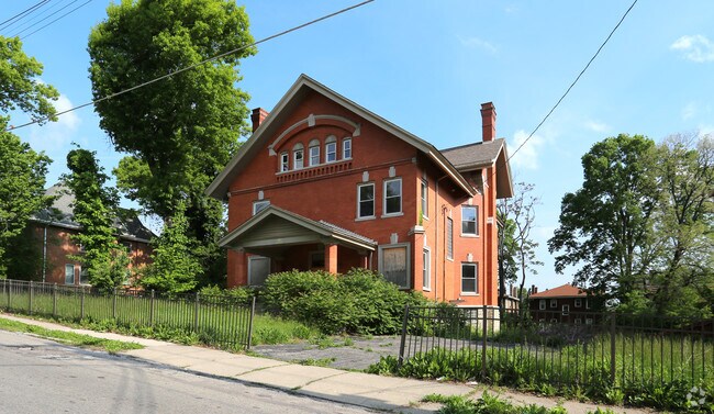 Building Photo - 610 Maple Ave