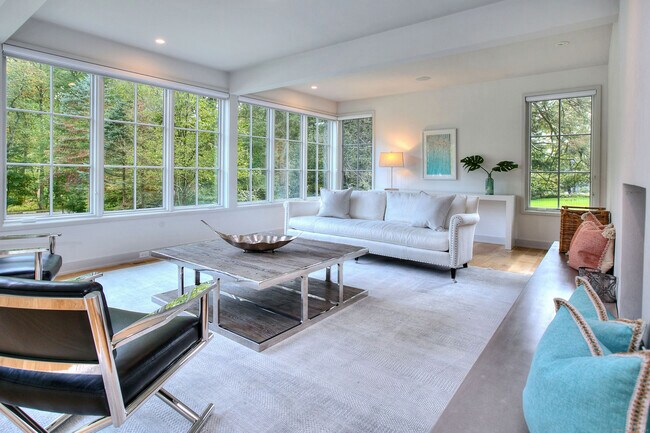 Foto del edificio - 14 Woody Ln