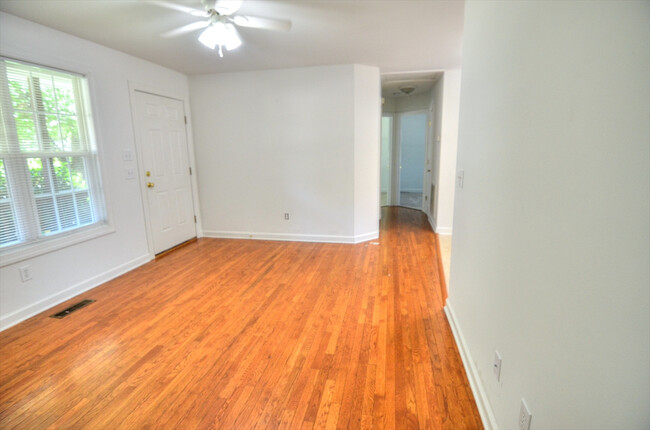 Building Photo - Three Bedroom House in Hillsborough - Avai...