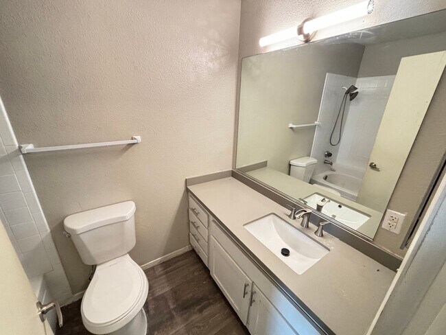 Foto del edificio - Beautiful 1Bed/1Bath home located in Craigmont Villas Community