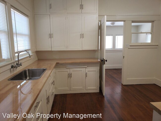 Building Photo - 3 br, 1 bath House - 292 N Minaret Ave