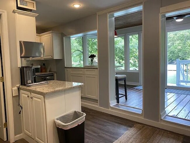 Building Photo - This lakefront house