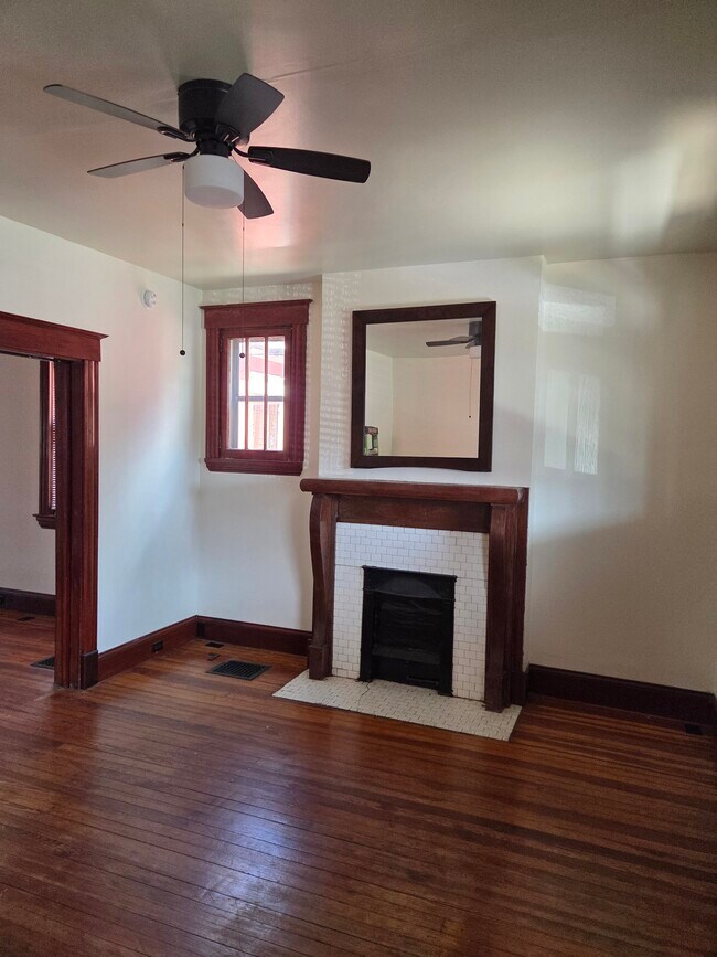 Foto del edificio - 229 E 5th St