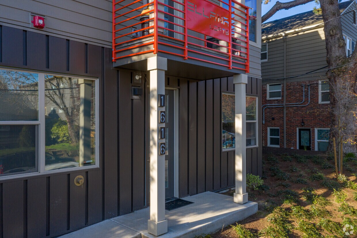 Building Photo - 1624 SE Insley St