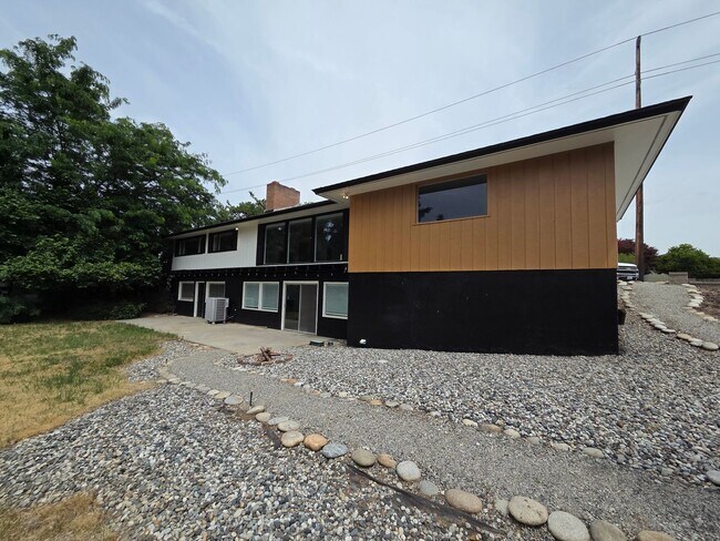 Foto del edificio - 4 Bed 2 Bath Golf Course Living
