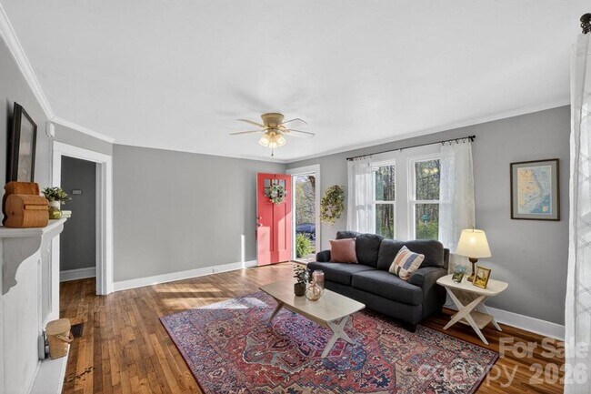 Building Photo - Charming 3 bedroom 1 bathroom house near downtown Lenoir!