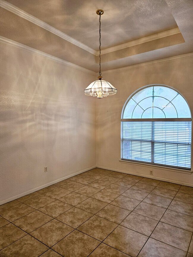 Building Photo - 4 BEDROOM AVAILABLE NOW!