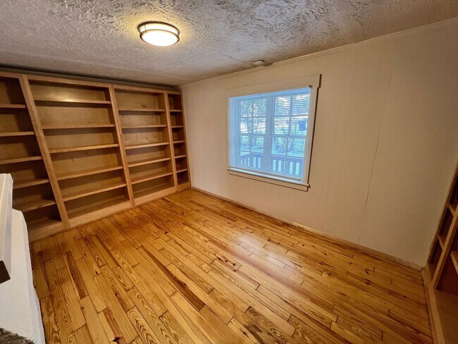 Foto del edificio - 3-Bedroom Home with Bonus Library/Office Near Local Attractions!