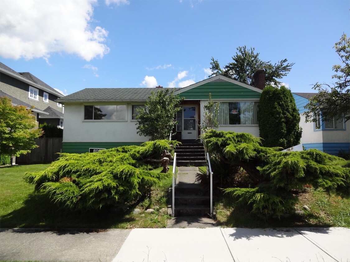 Primary Photo - 2510 W King Edward Ave