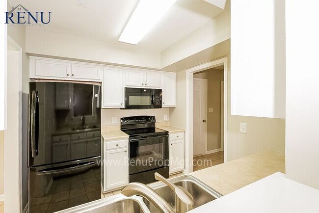 Foto del edificio - Now Available!