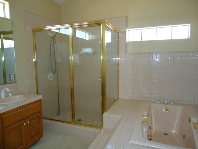 Foto del edificio - 772 W Garvey Ave