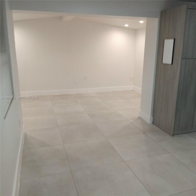 Foto del edificio - 1565 NE 48th St