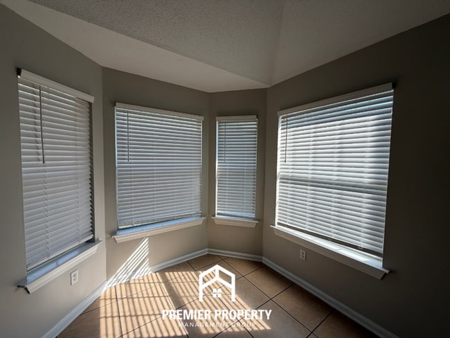 Building Photo - 2815 Juanita Cir W