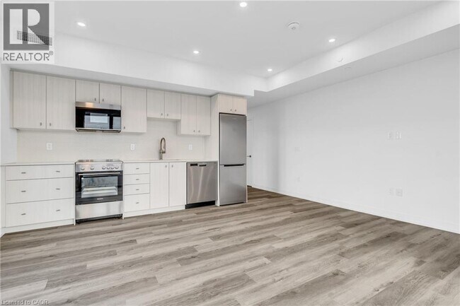 Building Photo - 15 Wellington St S