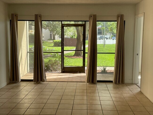Foto del edificio - 2050 Oleander Blvd